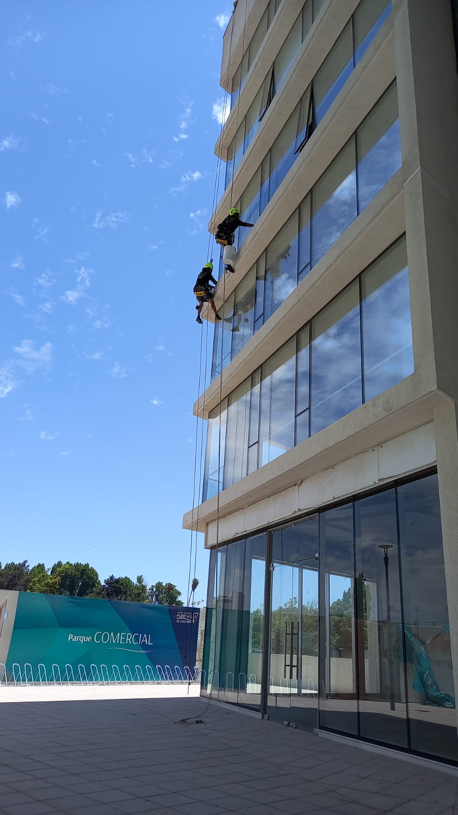 Técnico realizando inspección visual de activos