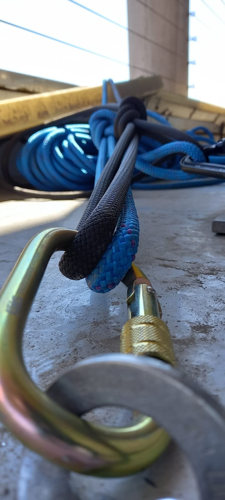 Hidrolavado técnico de fachada vidriada en altura
